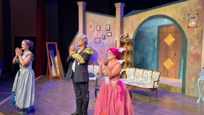 Bodrum Belediyesi Şehir Tiyatrosunun geçen sezon büyük ilgi gören "Hadi