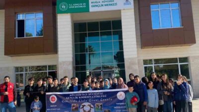 Muğla’nın Köyceğiz ilçesinde düzenlenen ara dönem kampında gençler bir araya