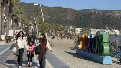 Muğla’nın Marmaris ilçesinde vatandaşlar sıcak ve güneşli havanın tadını çıkarıyor.