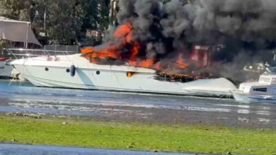 Muğla’nın Marmaris ilçesinde demirli halde bulunan motoryatta yangın çıktı. Edinilen