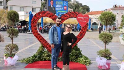 Marmaris Belediyesi’nin 19 Mayıs Gençlik Meydanı’nda kurduğu panoda Marmarisliler Sevgililer