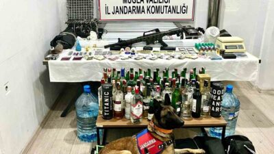 Muğla’nın Marmaris ilçesinde uyuşturucu ticareti yaptığı tespit edilen üç kişi