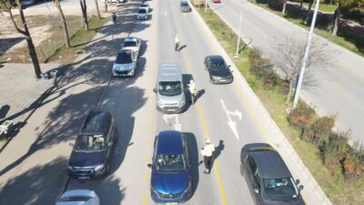 Muğla’nın Menteşe ilçesinde gerçekleştirilen drone destekli trafik denetimlerinde, kurallara uymadığı