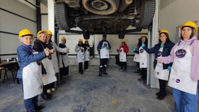 Kadınların teknik beceriler kazanarak günlük yaşamlarında daha bağımsız olmalarını destekleyen