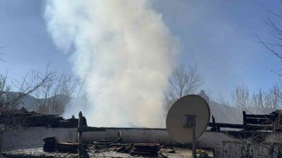 Muğla’nın Fethiye ilçesinde bir evde odun sobasından çıktığı düşünülen yangında