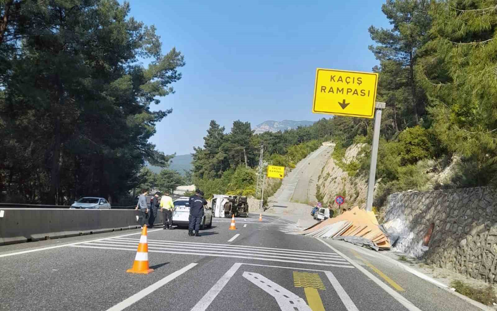 Sakar rampasında freni patlayan kamyon kazasında bir yaralı Muğla-Antalya karayolu Sakartepe kaçış