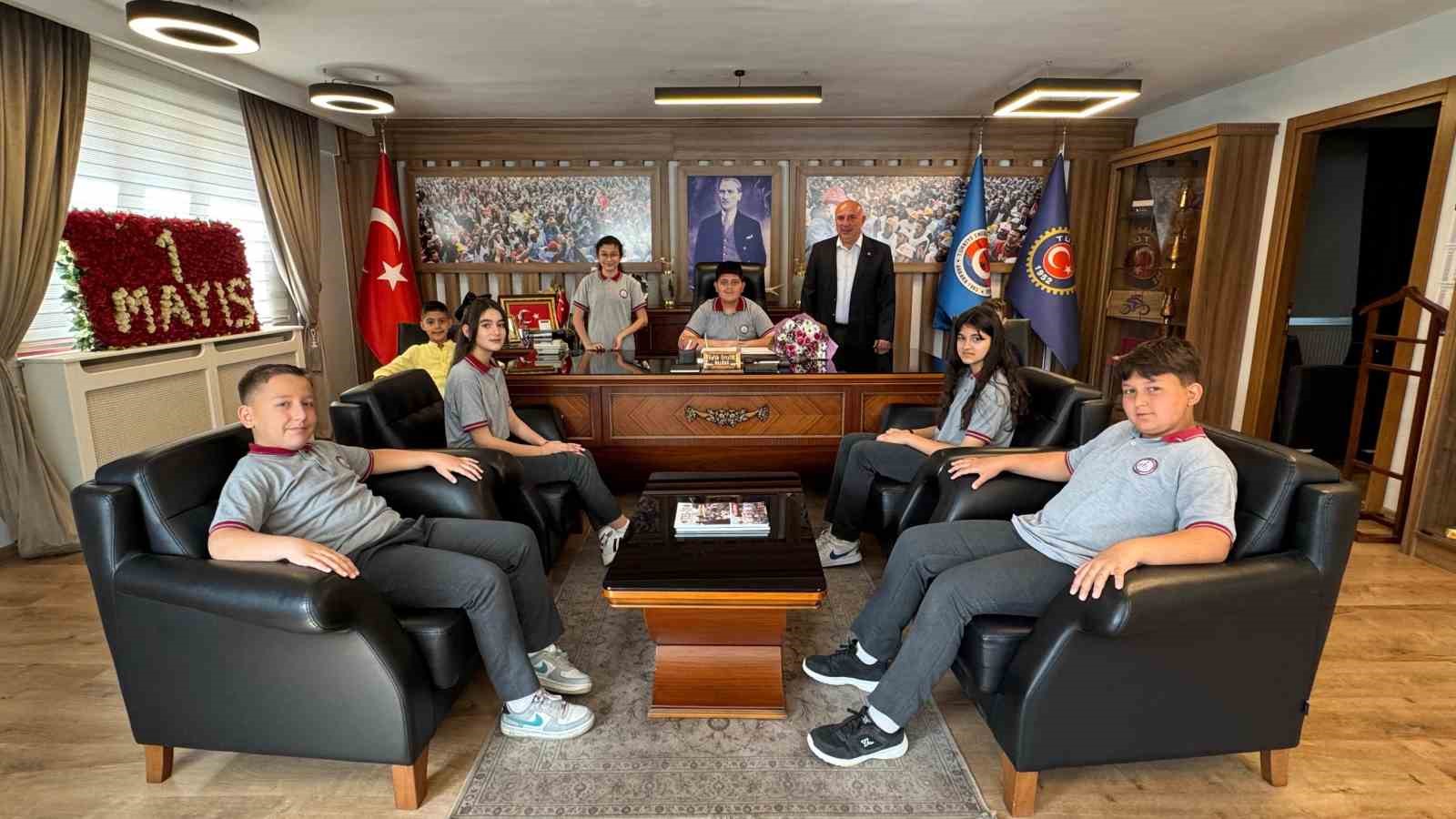 TES-İŞ Yatağan Şube Başkanı Erçelik: “Termik santraller kapatılsın diye sorumsuz açıklamalar yapıp bu bayramda çocukları üzmeyin” 23 Nisan Ulusal Egemenlik