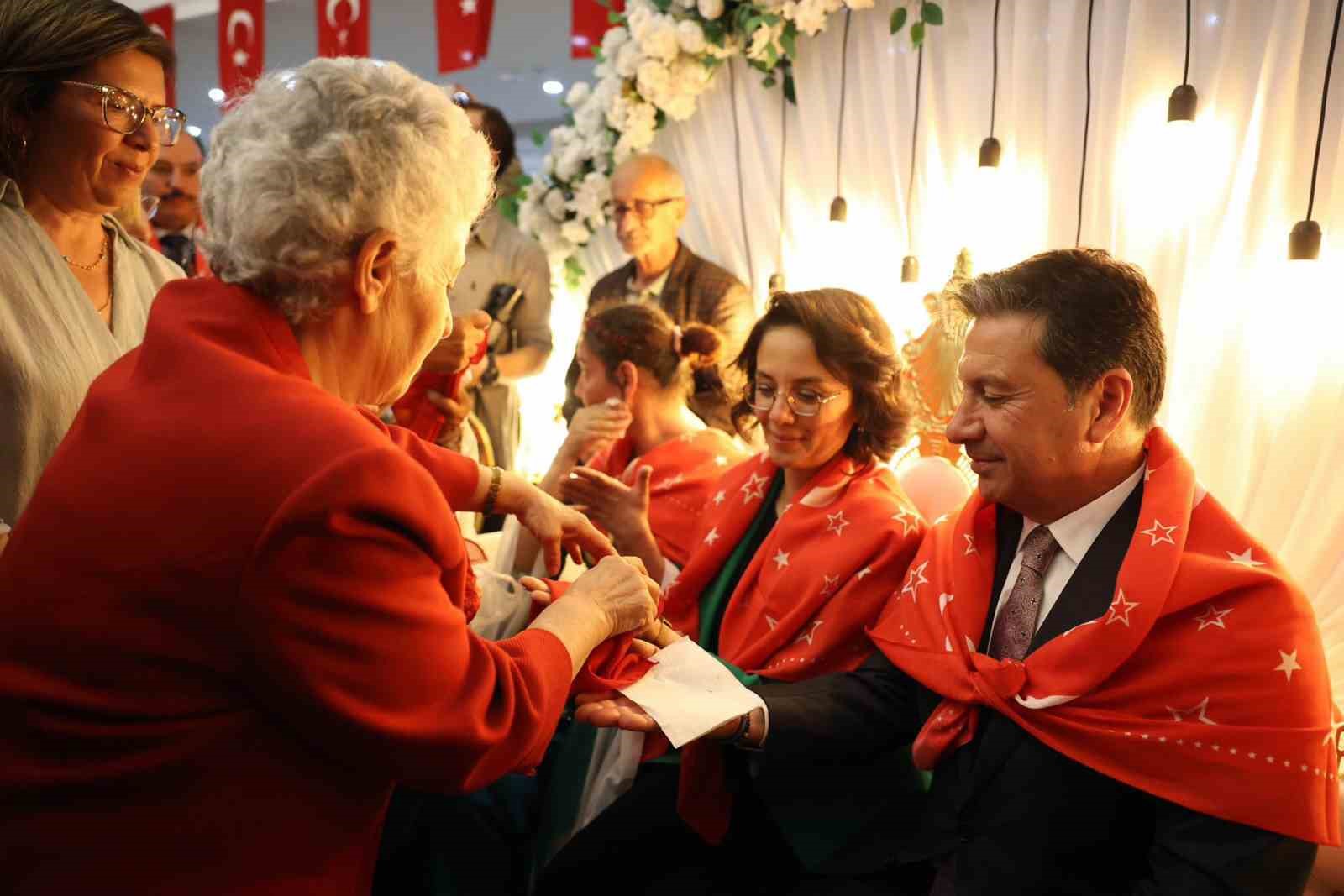 Aras çiftine kına sürprizi Geçtiğimiz aylarda ani bir