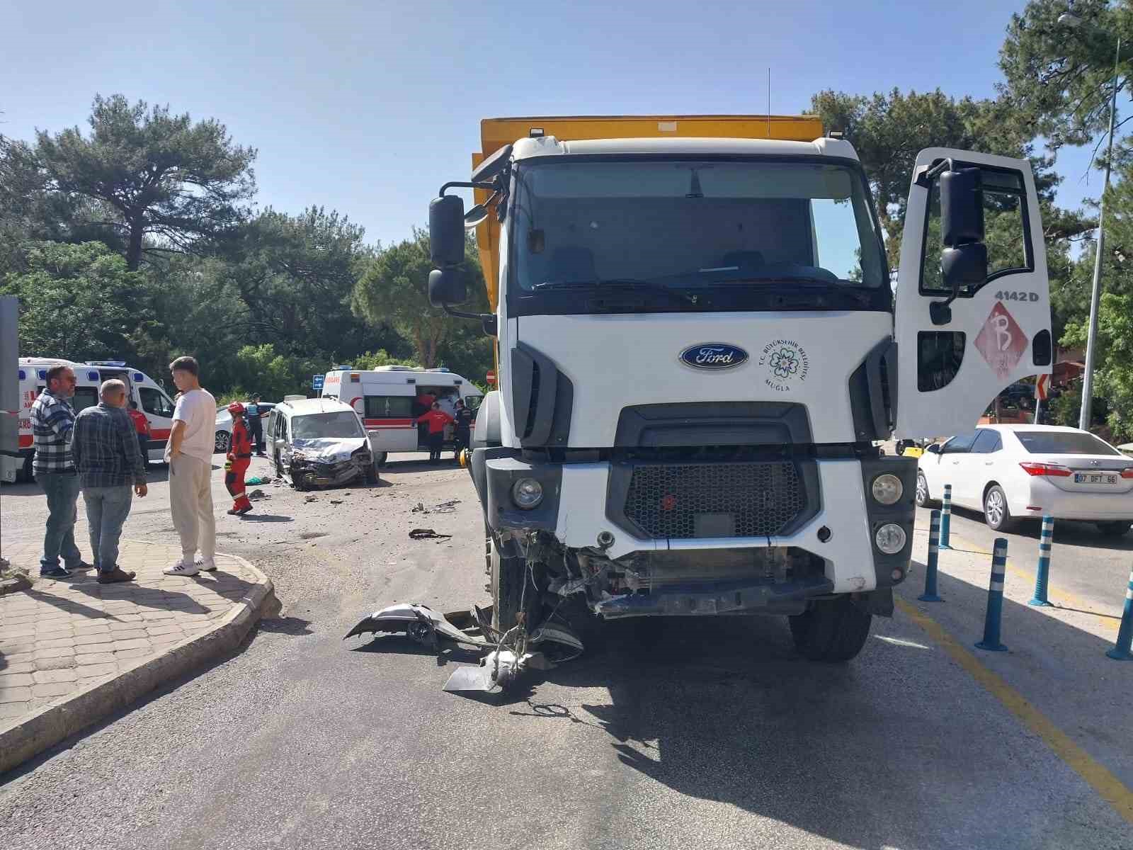 Fethiye’de kamyonet ile kamyon çarpıştı; 2 yaralı Fethiye’de kamyon ile kamyonetin
