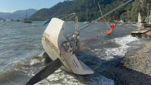 Marmaris’te şiddetli rüzgar tekneyi kıyıya sürükledi