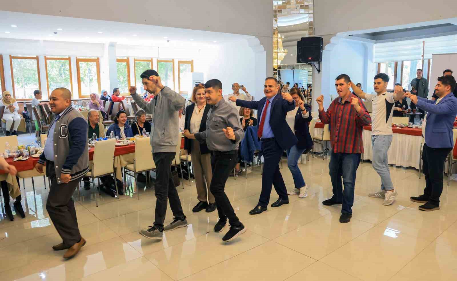 Vali Akbıyık engel tanımayan bireylerle Zeybek oynadı Muğla Valisi Dr. İdris