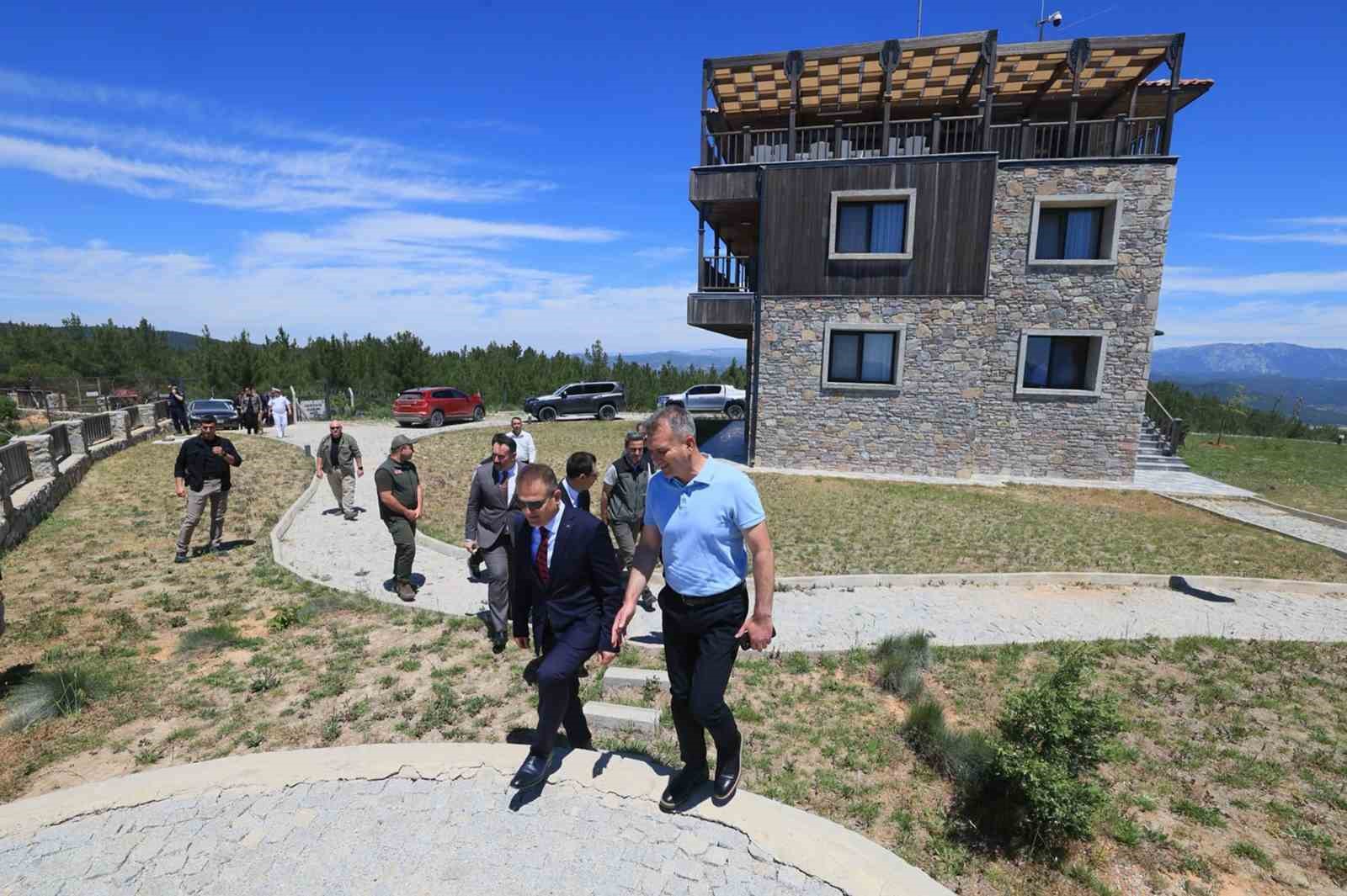 Vali Akbıyık yangın gözetleme kulesinde incelemelerde bulundu Orman yangınlarıyla mücadele çalışmaları