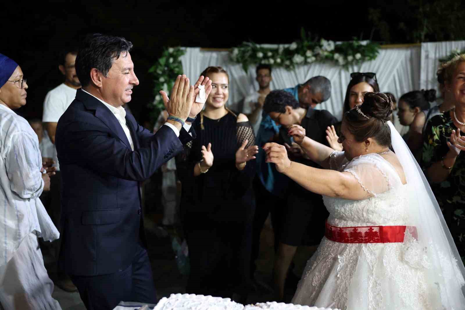 Başkan Aras, Nilay’ın gelinlik hayaline ortak oldu Muğla’nın Ortaca ilçesine bağlı