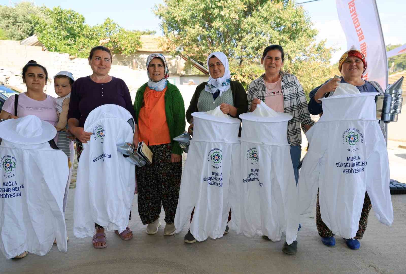 Büyükşehir ve Menteşe Belediyesi’nden arıcılara maske ve körük desteği Muğla Büyükşehir Belediyesi ve