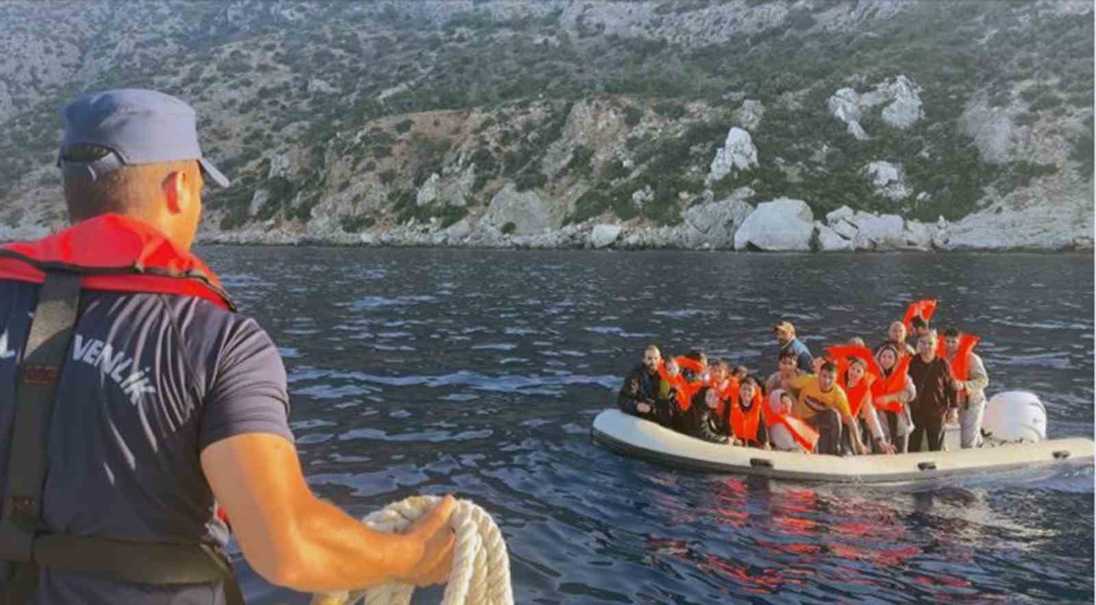 Datça açıklarında 25 düzensiz göçmen kurtarıldı, bir göçmen kaçakçısı yakalandı Muğla’nın Datça ilçesi açıklarında