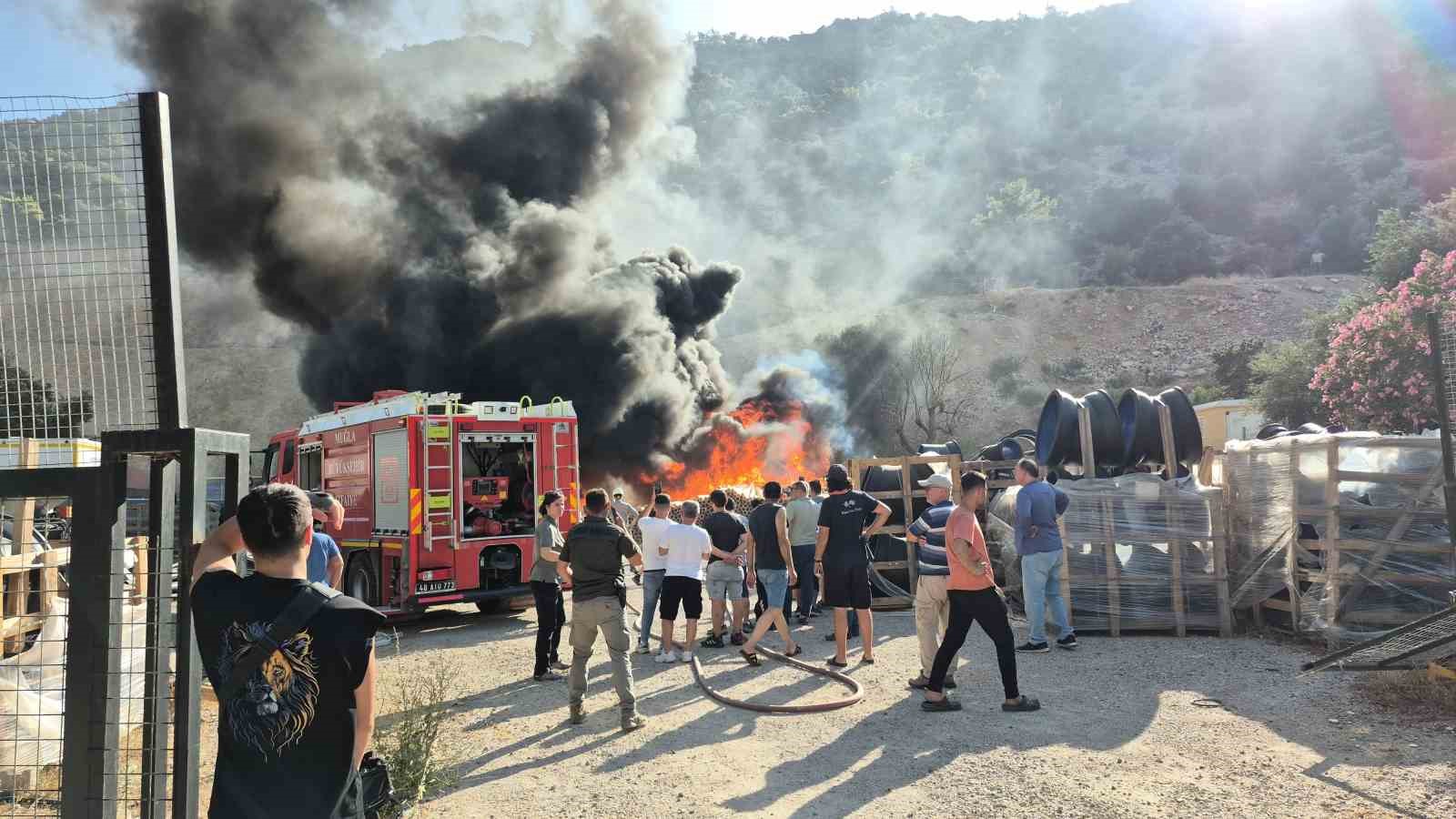Depolama alanındaki borular alevlere teslim oldu Muğla’nın Bodrum ilçesinde depolama