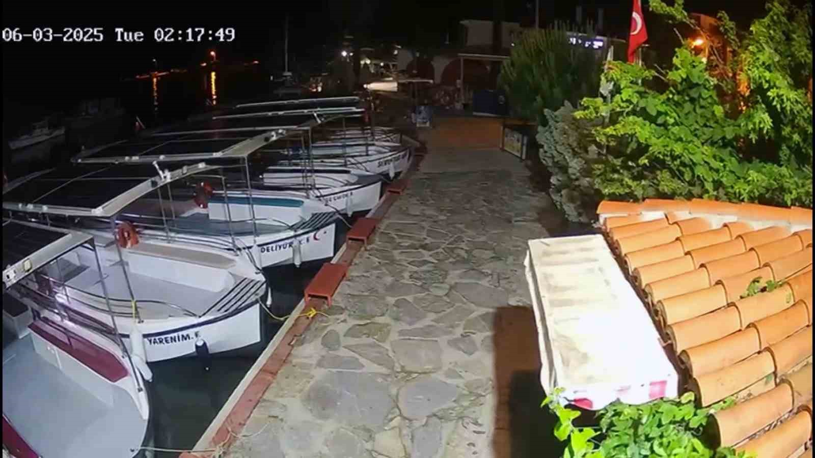 Deprem anı ‘Sakin Kent’te güvenlik kameralarına yansıdı Muğla’nın Marmaris ilçesinde meydana