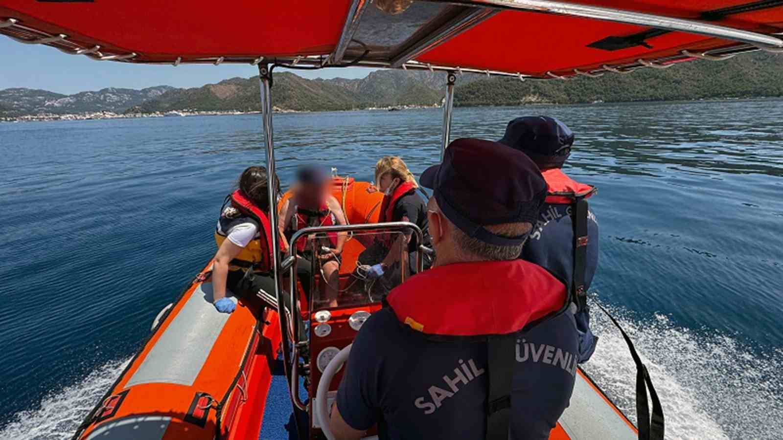 Gezi teknesinde rahatsızlanan vatandaşa Sahil Güvenlik ekiplerince tahliyesi yapıldı Muğla’nın Marmaris ilçesi açıklarında