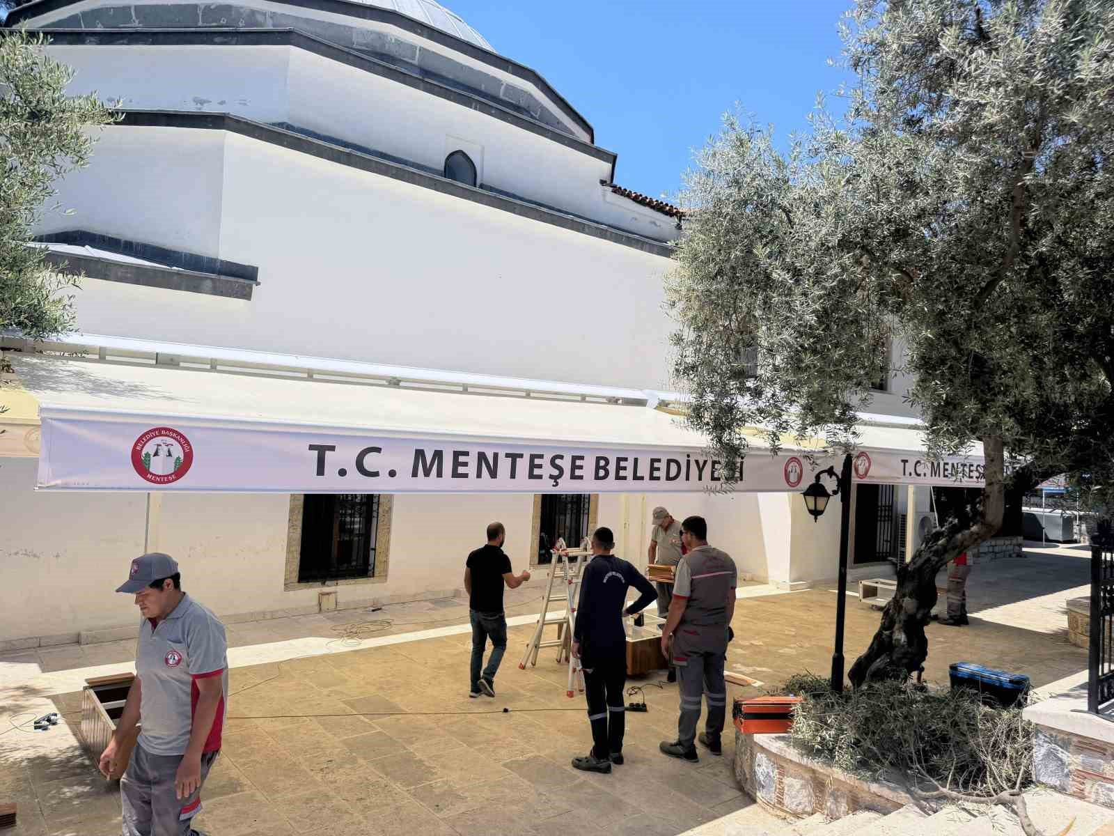 Menteşe Belediyesi’nden Kurşunlu Camii’ne gölgelik tente Muğla’nın önemli simgelerinden tarihi