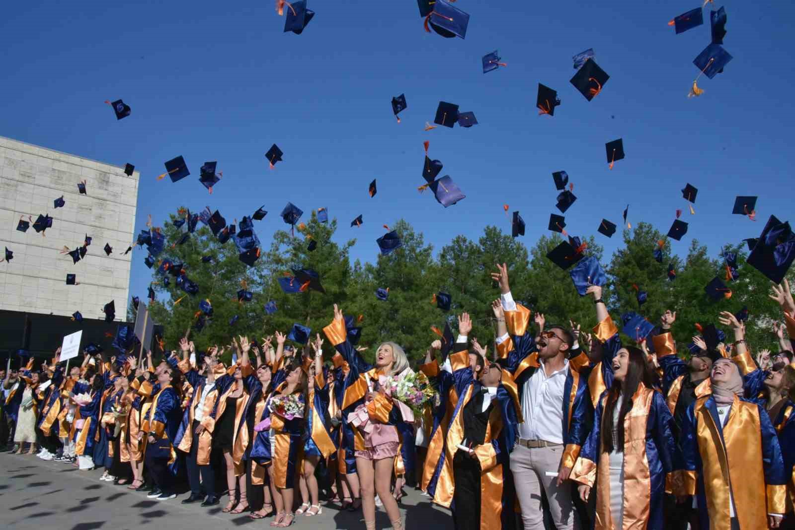 MSKÜ İİBF’de mezuniyet coşkusu Muğla Sıtkı Koçman Üniversitesi