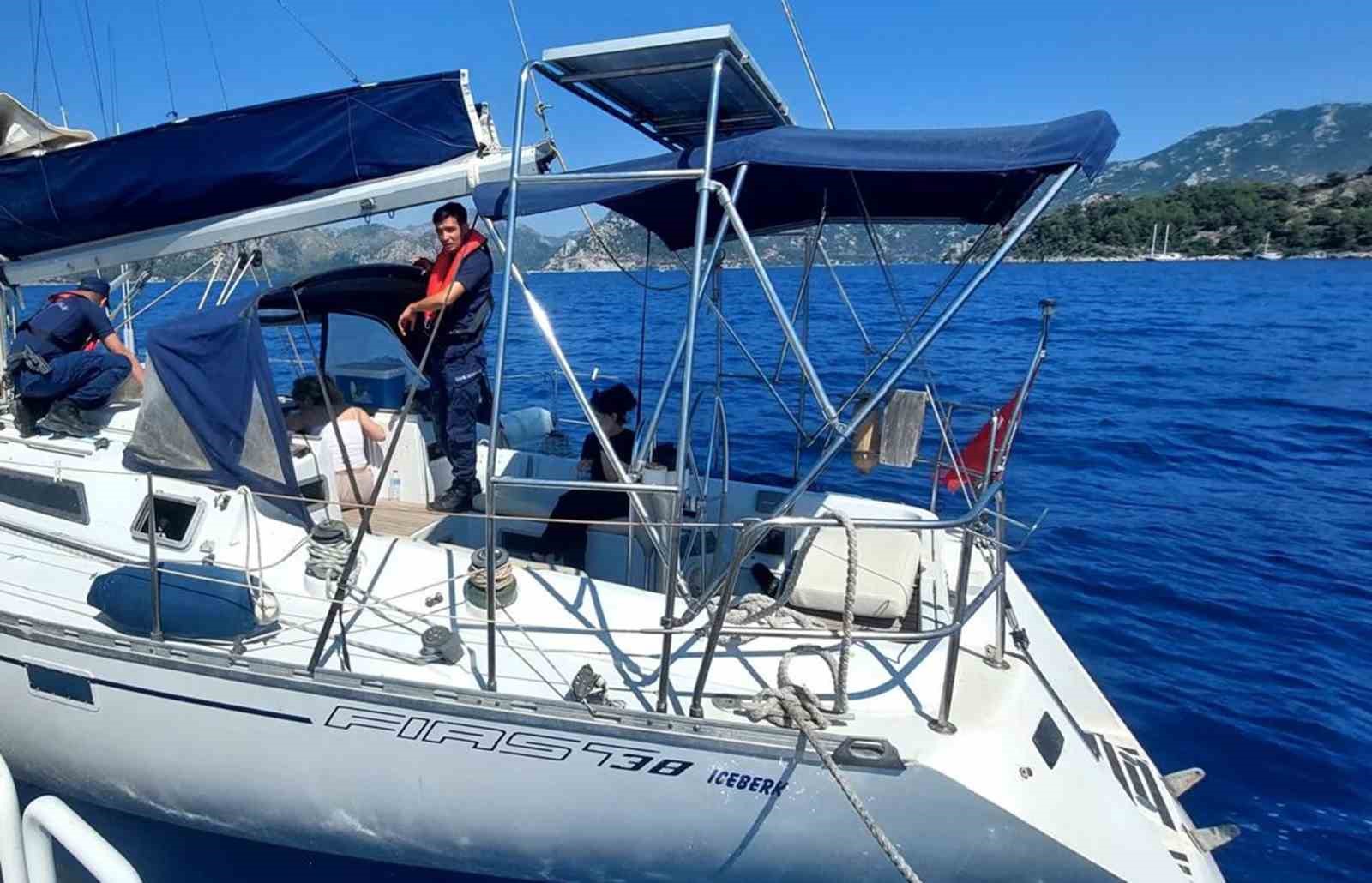 Yelkenli teknede 2 göçmen kaçakçısı ve 38 düzensiz göçmen yakalandı Muğla’nın Marmaris ilçesi açıklarında