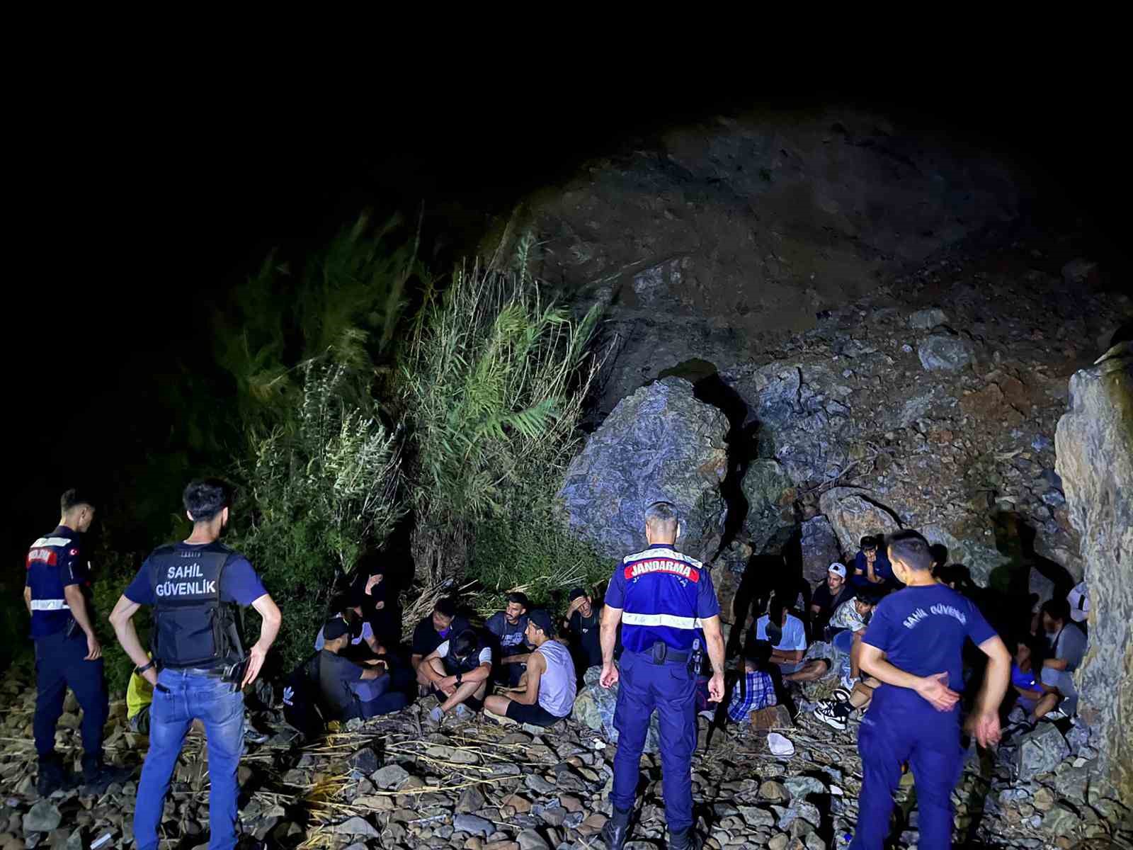 27 düzensiz göçmen ve 3 göçmen kaçakçısı yakalandı Muğla’nın Marmaris ilçesinde karada