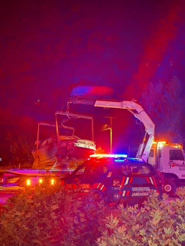 Çukura düşen otomobildeki 4 kişi yaralandı Muğla’nın Menteşe ilçesinde yol
