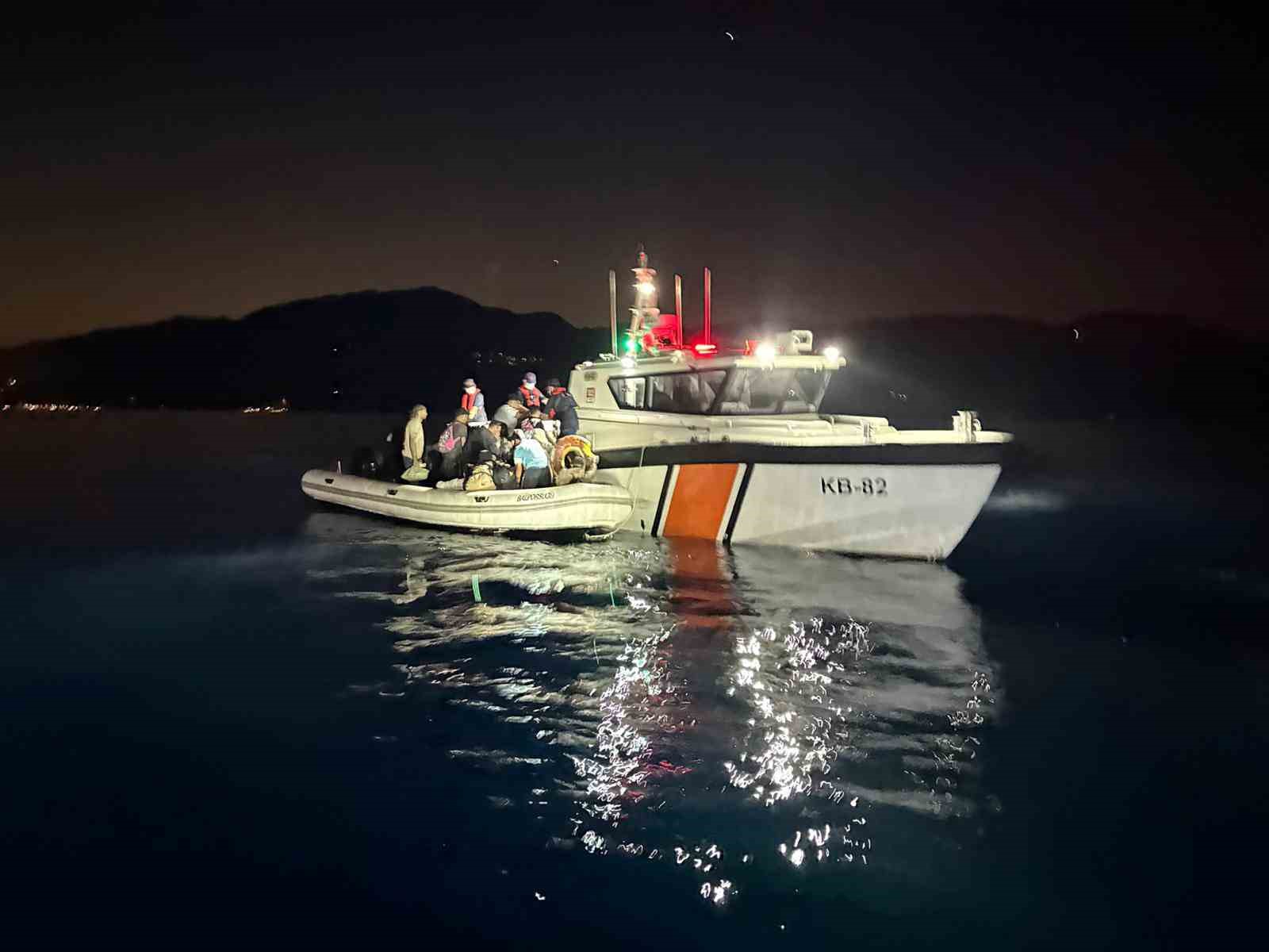 Fethiye’de 33 düzensiz göçmen ve bir göçmen kaçakçısı yakalandı Muğla’nın Fethiye ilçesi açıklarında