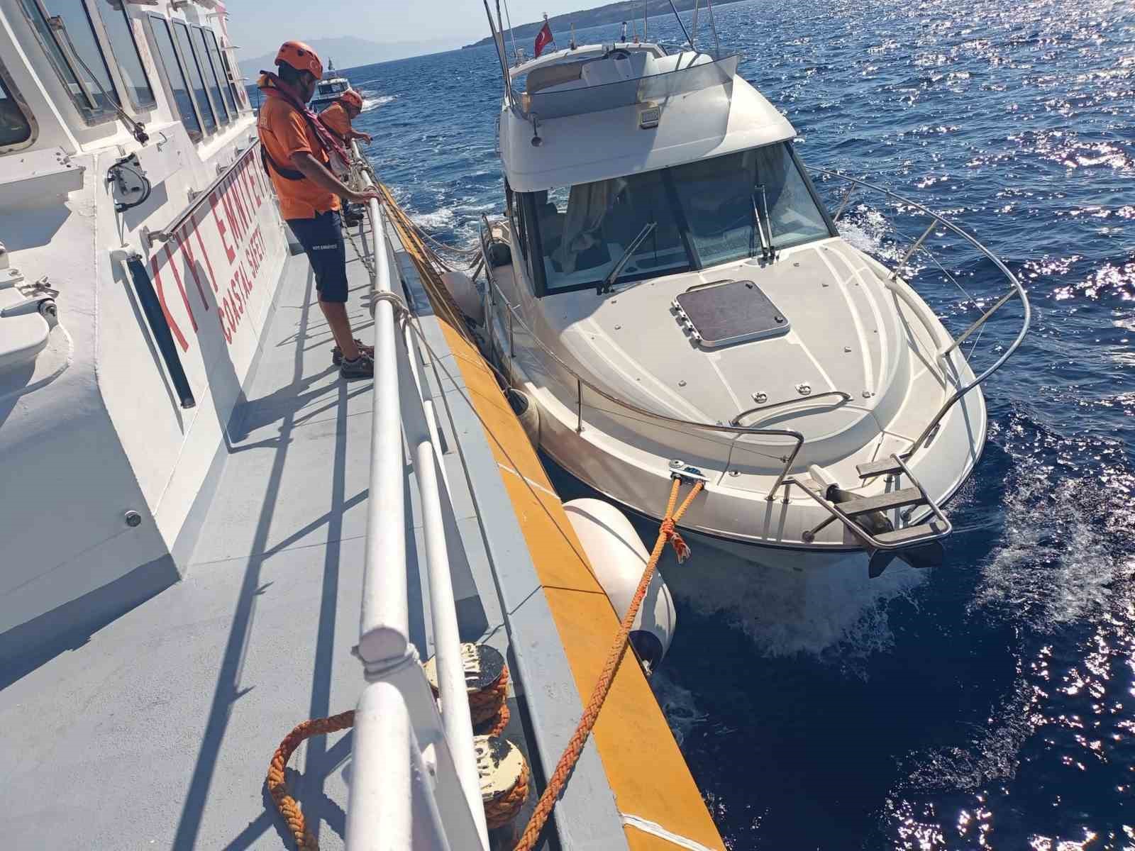 İçinde 9 kişi bulunan ve su alan tekne KIYEM ekiplerince kurtarıldı Muğla’nın Bodrum ilçesi açıklarında