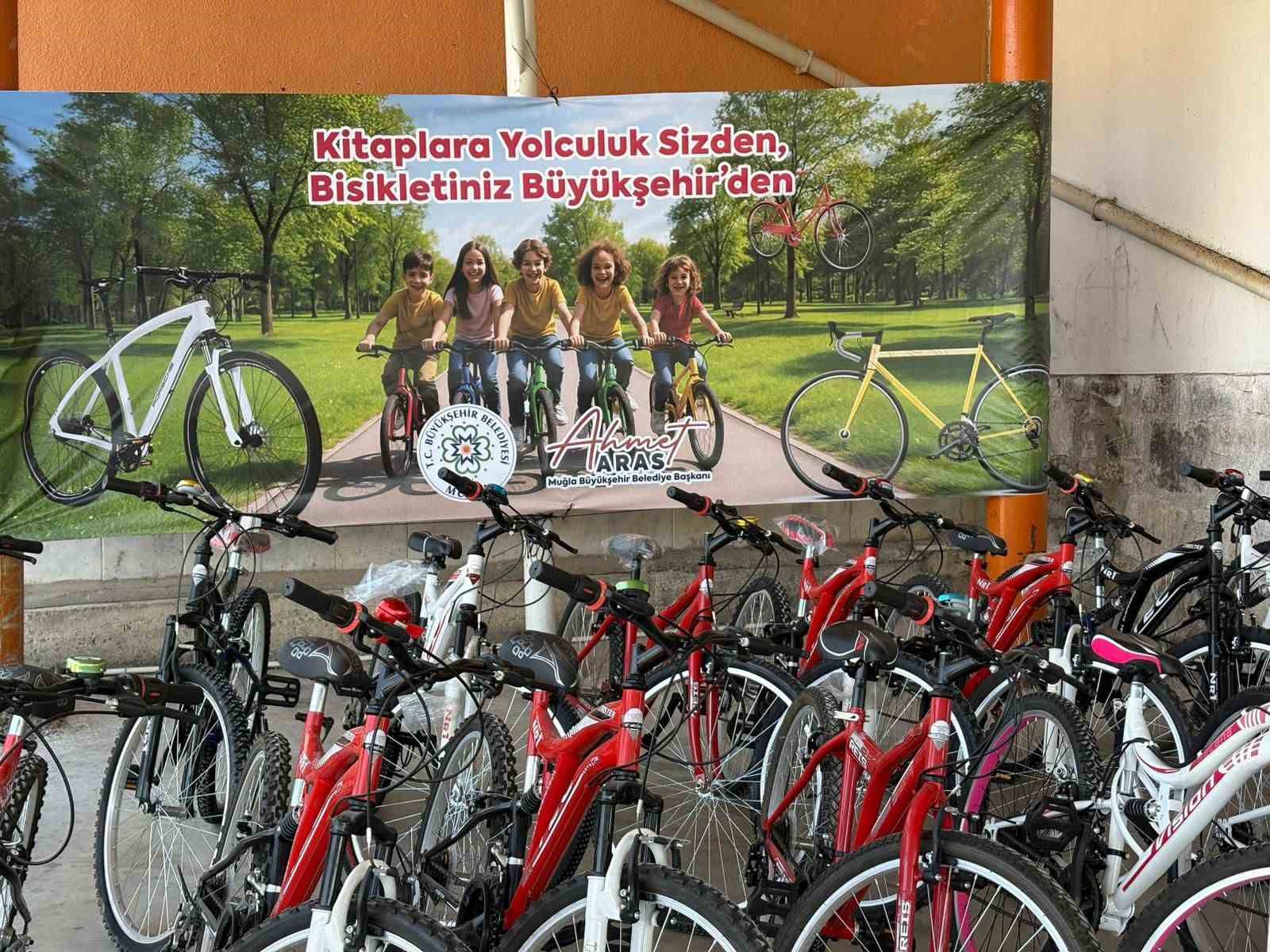 Muğla Büyükşehir Belediyesi kitap okuyan çocukları sevindirdi Muğla Büyükşehir Belediyesi "Kitaplara