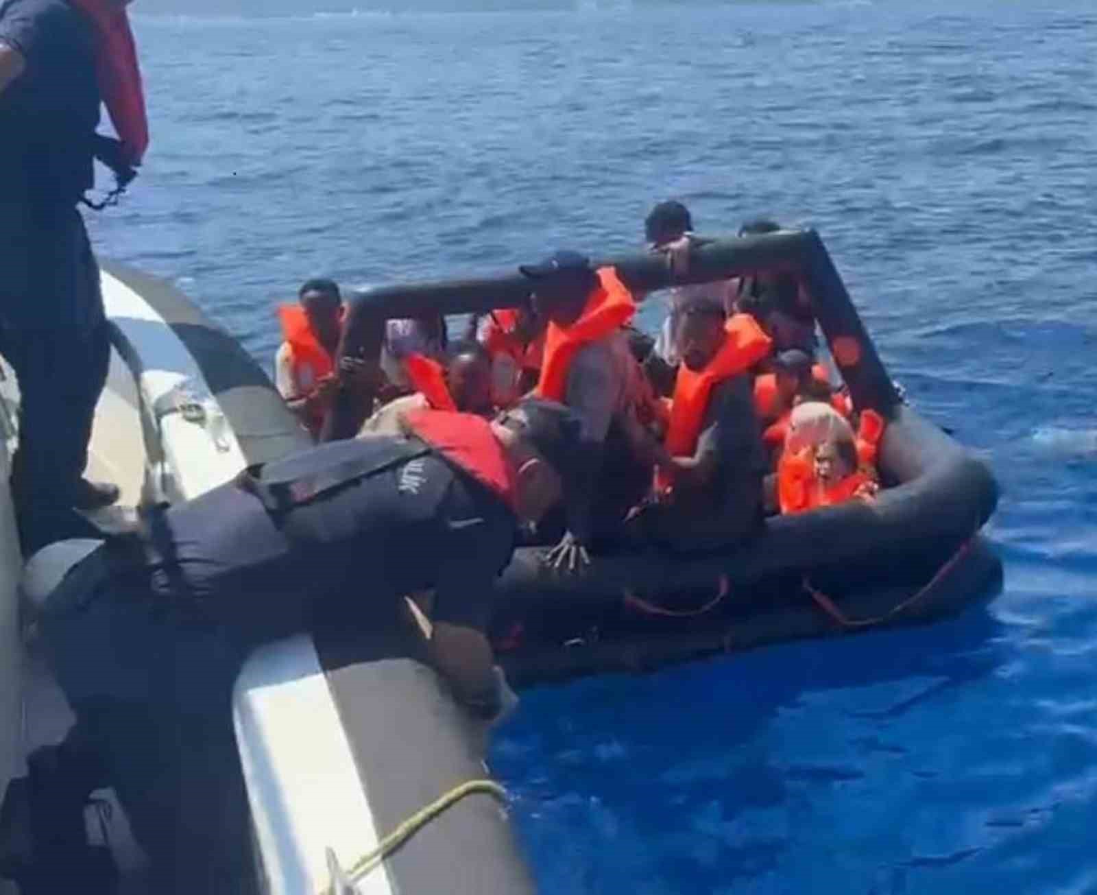 Yunanistan’ın geri ittiği can sallarındaki düzensiz göçmenler kurtarıldı Muğla’nın Datça ilçesi açıklarında