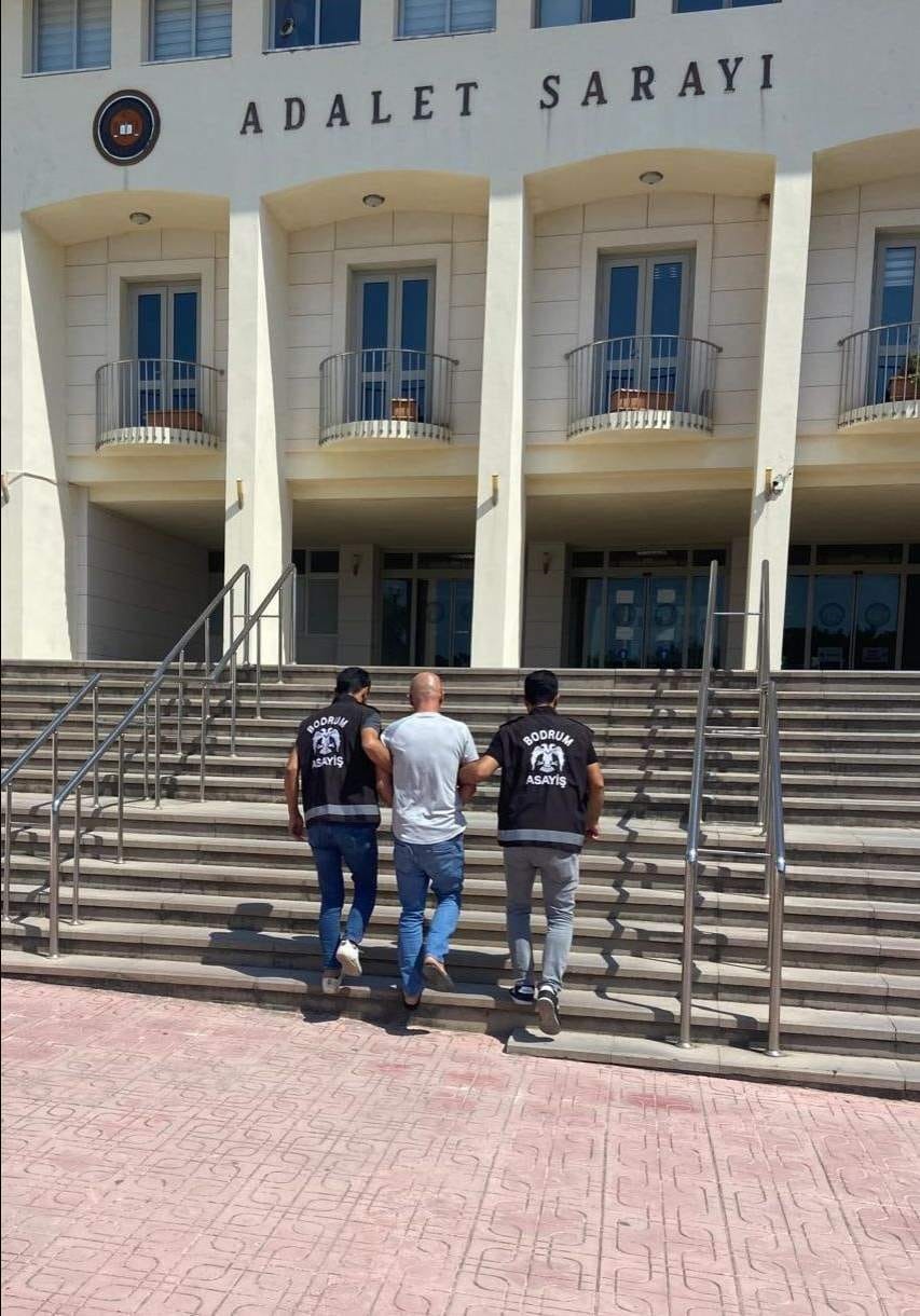 23 ayrı suçtan aranan şahıs Bodrum’da polise sahte kimlikle yakalandı Muğla’nın Bodrum ilçesinde 23