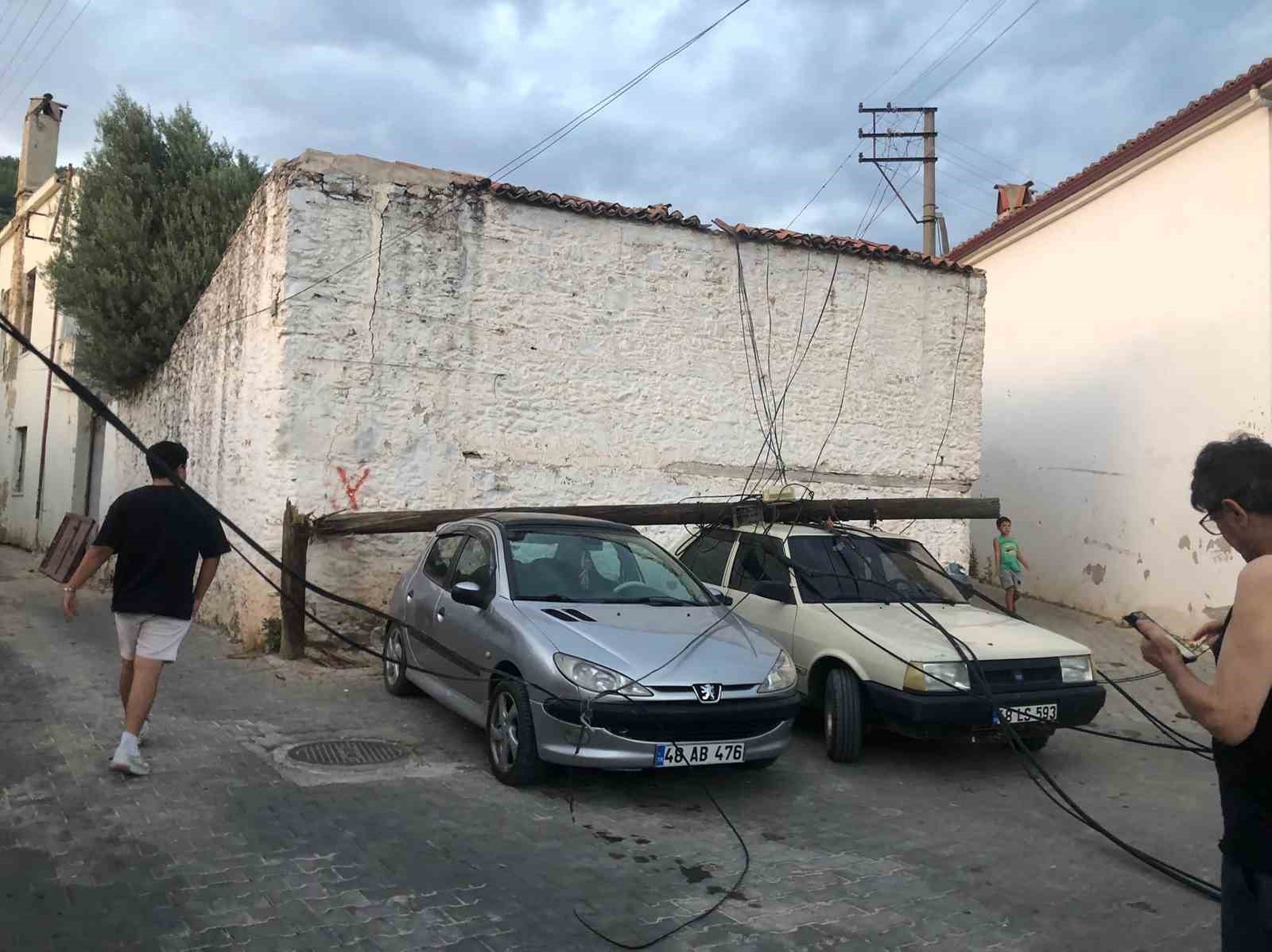 Ahşap direk araçların üzerine devrildi Menteşe Emirbeyazıt Mahallesi’nde bulunan