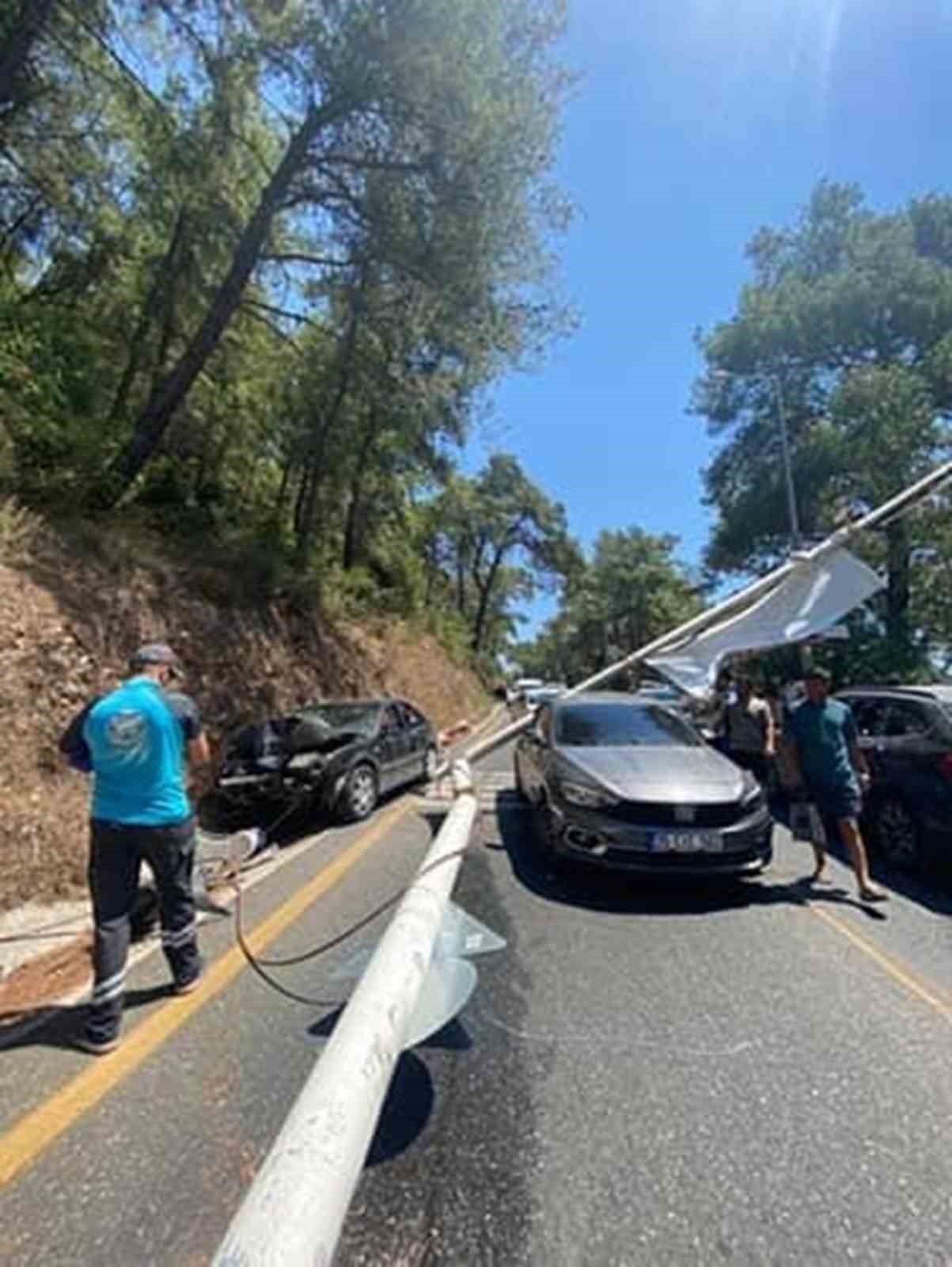 Akyaka’da freni patlayan araç aydınlatma direğine çarptı Muğla’nın Ula ilçesi Akyaka