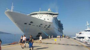 Muğla’nın Bodrum ilçesine gelen ’Brilliance of the Seas’ ve ’Aroya’