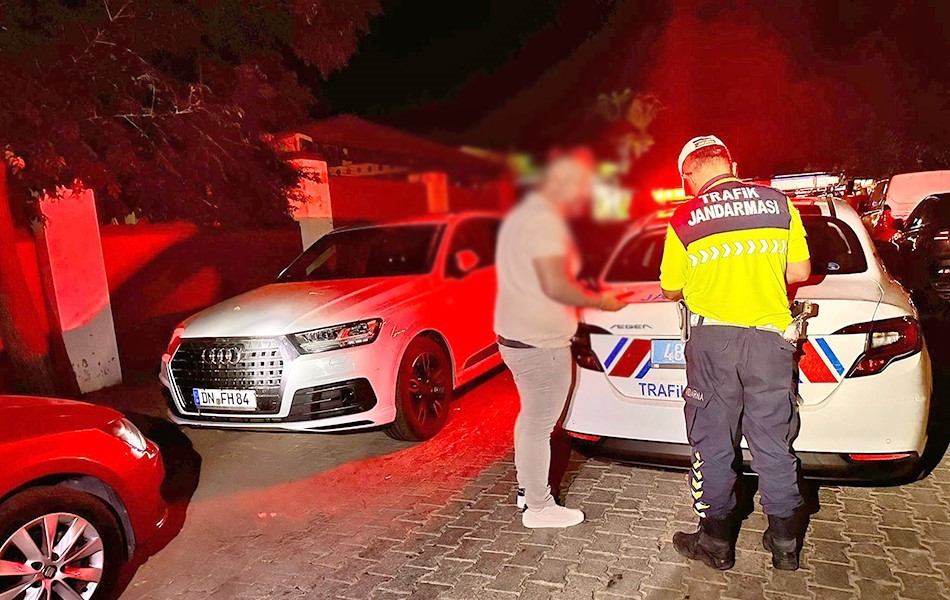 Fethiye’de hatalı sollama cezasız kalmadı Muğla’nın Fethiye ilçesinde araç