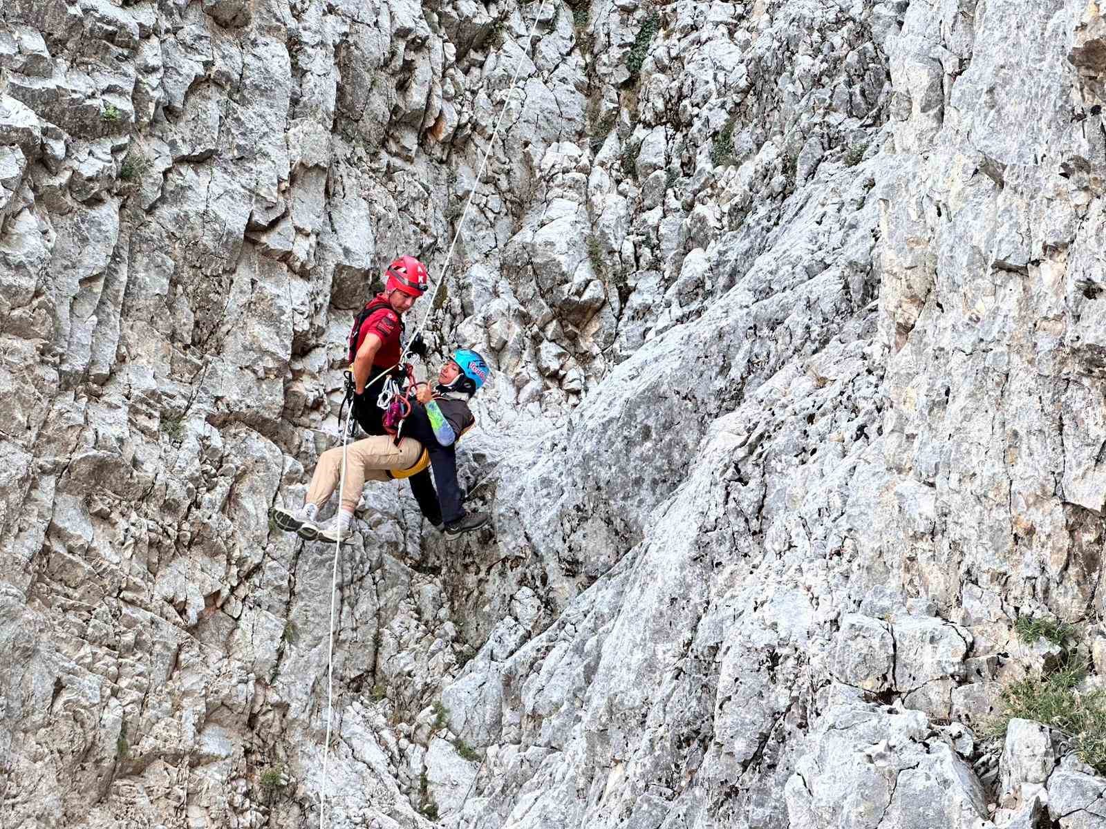 Fethiye’de kayalık alana sert inen paraşütçü ve yolcusu kurtarıldı Muğla’nın Fethiye ilçesinde yedek paraşütle kayalık alana sert bir şekilde