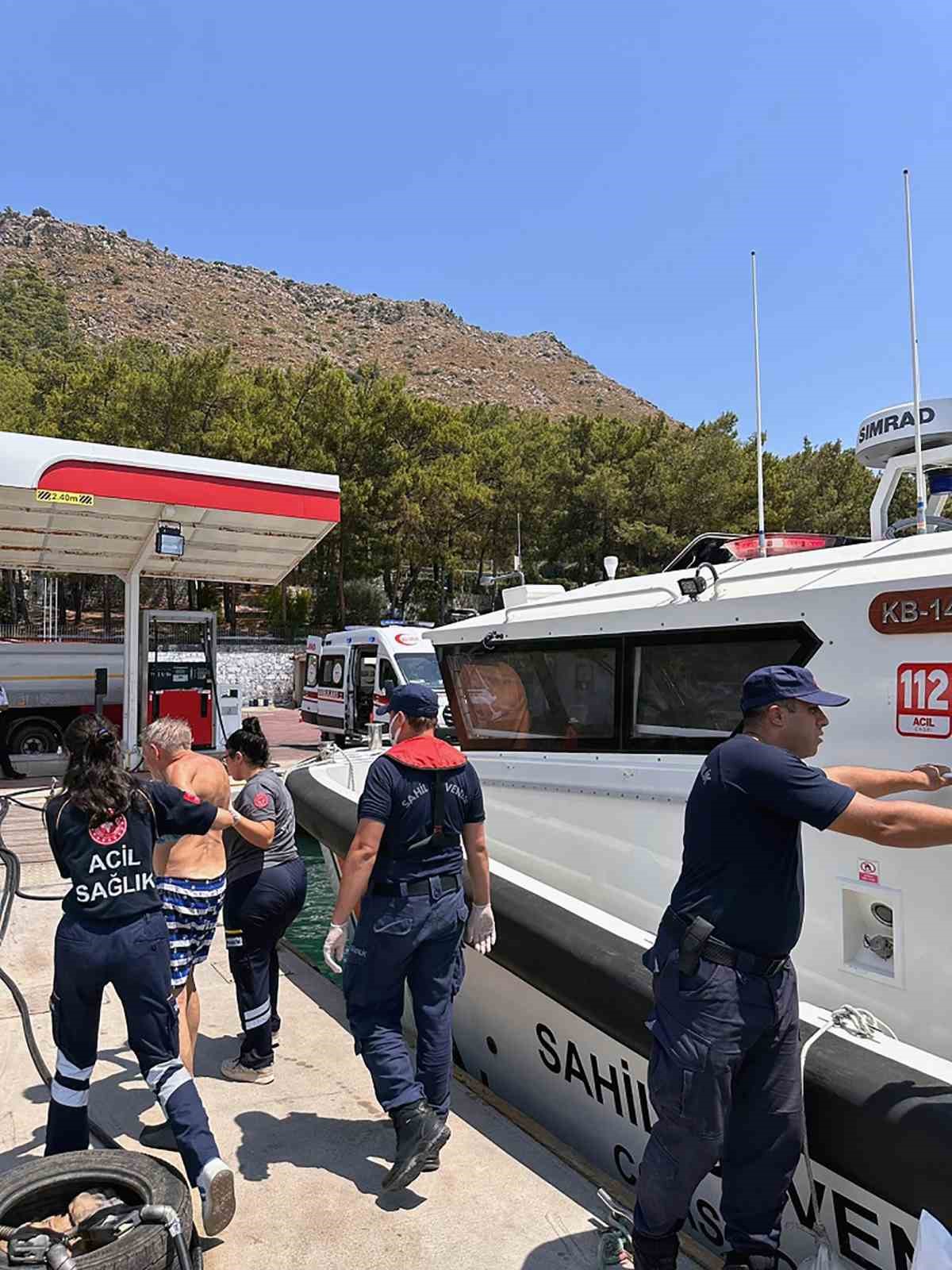 Gezi teknesinde rahatsızlanan vatandaşa tıbbi tahliye Muğla’nın Marmaris ilçesi açıklarında