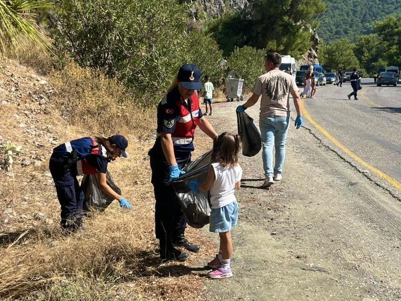 Kaymakam, jandarma ve çevre gönüllüleri el ele verdi Sulungur Gölü çevresi pırıl pırıl oldu Ortaca Kaymakamı Kenan Aktaş’ın