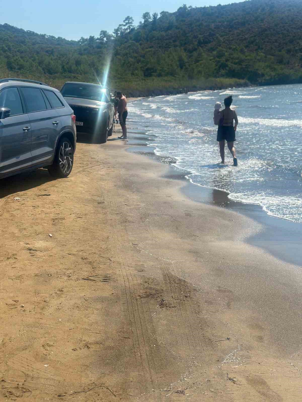 Marmaris Hisarönü’nde sahile araçlarını sokan tatilcilere tepki Muğla’nın Marmaris ilçesi Hisarönü