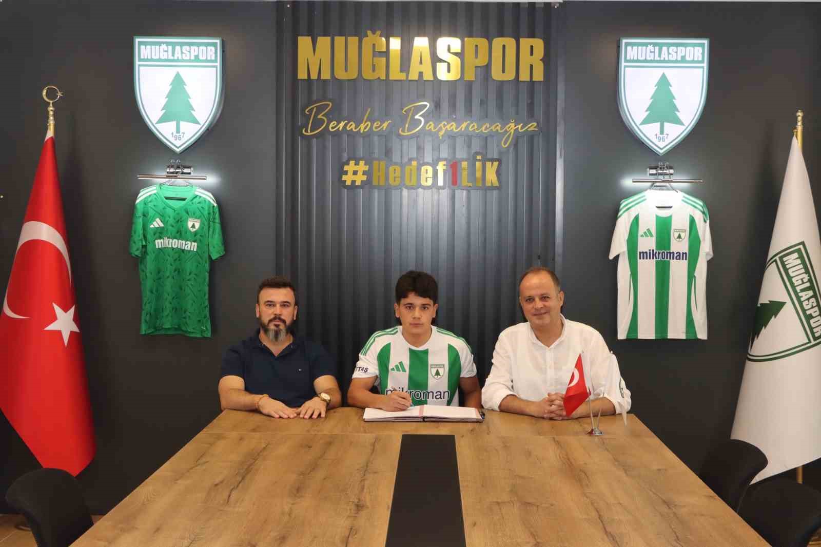 Muğlaspor’da altyapıdan A takıma Şimşek imza attı Muğlaspor, altyapısından yetişen genç
