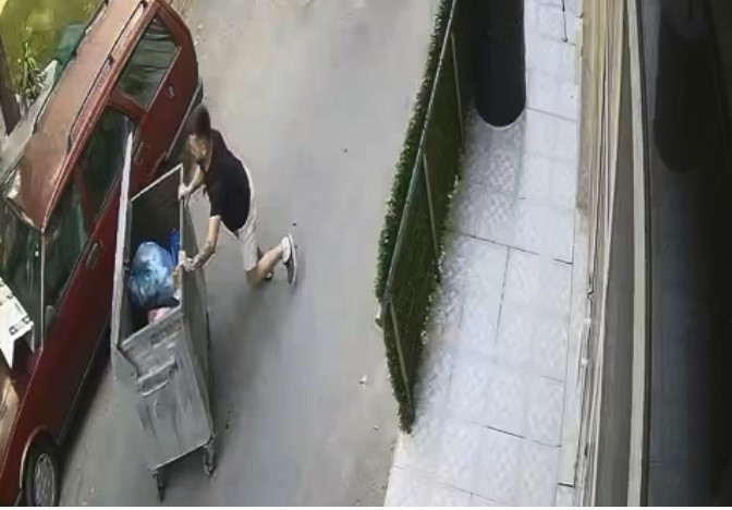 Rampadan kayan çöp konteynerini araçla çarpmadan son anda durdurdu Muğla’nın Yatağan ilçesinde rampadan