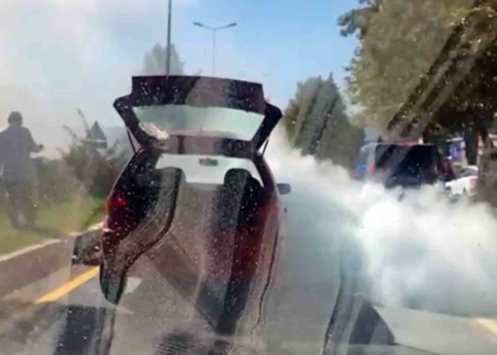 Menteşe Uğur Mumcu Bulvarı’nda motor kısmından duman çıkan araca itfaiye