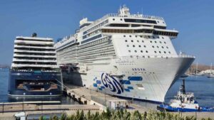 Muğla’nın Bodrum ilçesine gelen "Luminara" ile "Aroya" adlı yolcu gemileri,