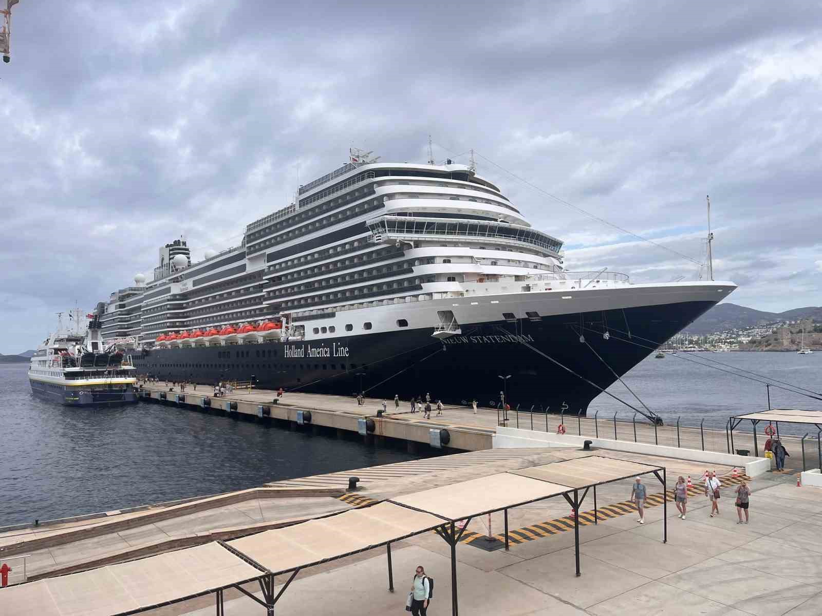 Muğla’nın Bodrum ilçesine ilk kez gelen "Nieuw Statendam" adlı yolcu