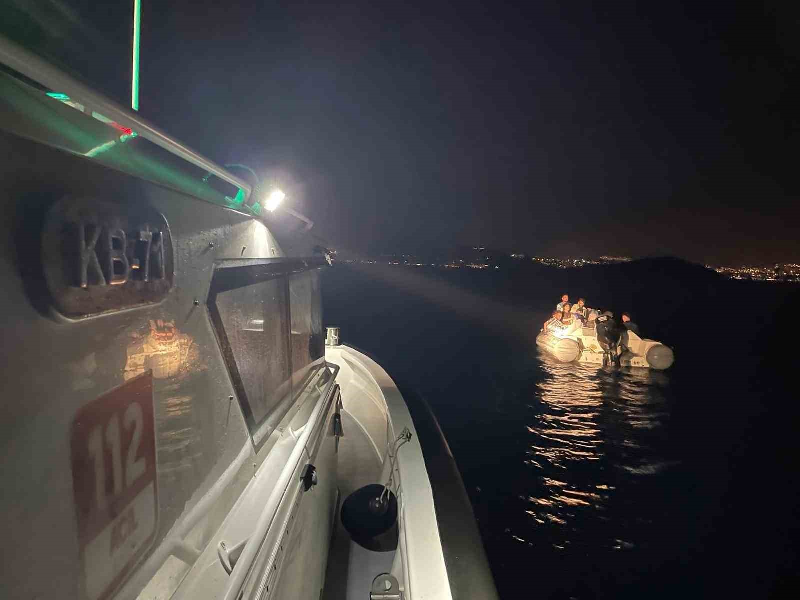 Muğla’nın Bodrum ilçesinde denizde sürüklenen teknedeki 6’sı çocuk 20 göçmen