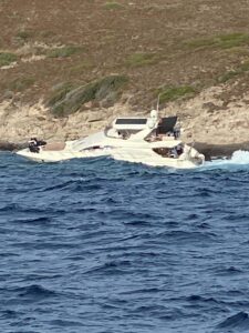 Bodrum’da sürüklenen motoryat, kayalıklara çarptı