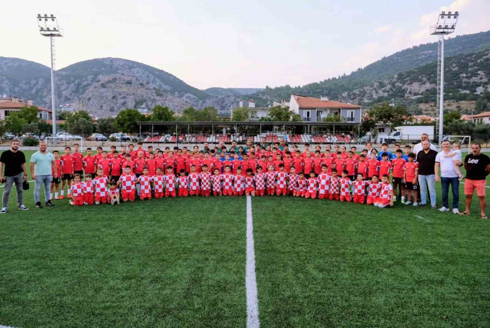 Menteşe’nin Düğerek Mahallesi sakinleri, mahallelerinin köklü kulübü Düğerek Güneşspor için