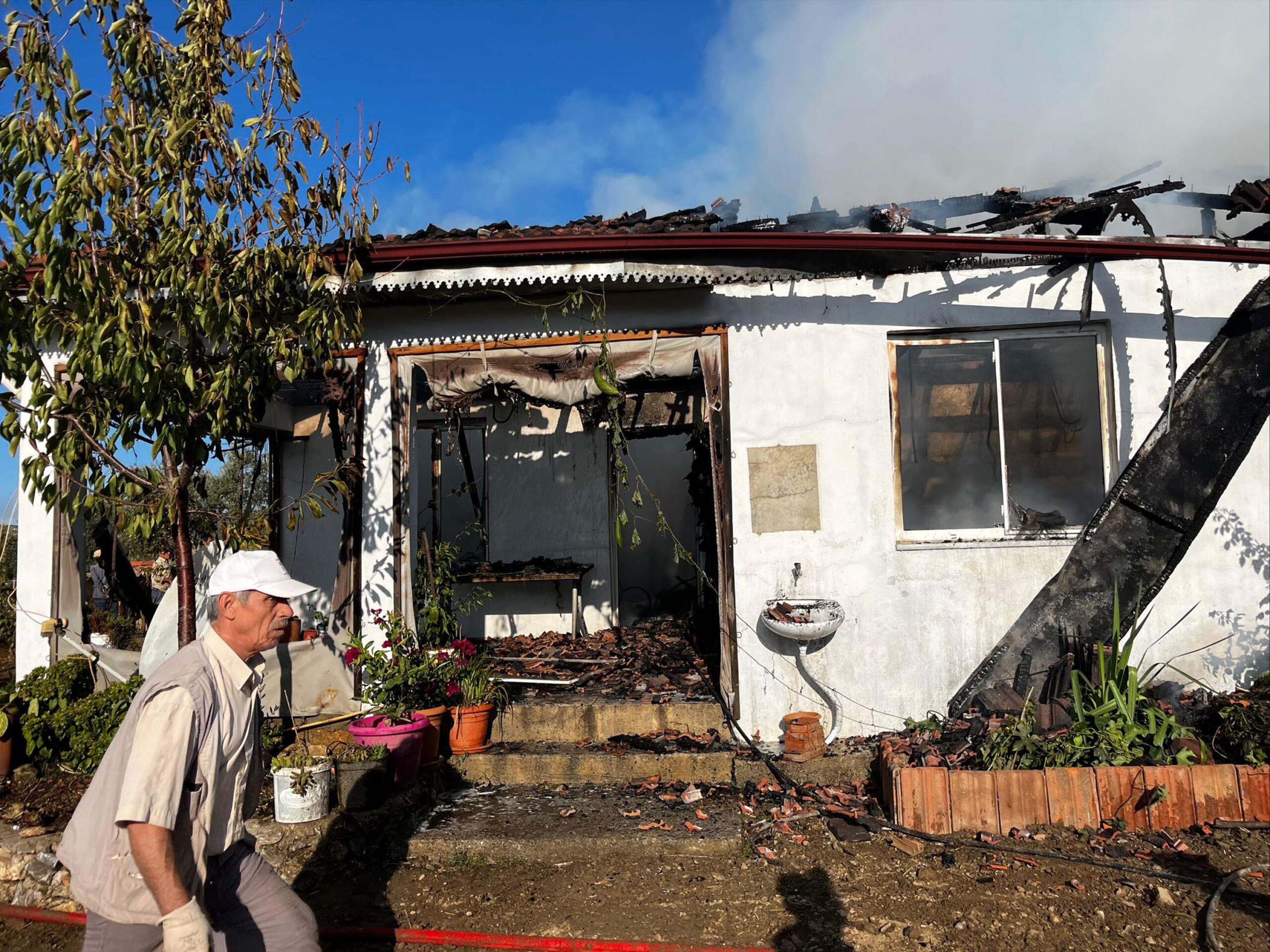 Aziz ŞAHİN / MUĞLA, (DHA)-MUĞLA'nın Ula ilçesinde çıkan yangında ev