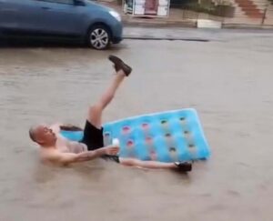 Gülgün AKYOKUŞ/ FETHİYE(Muğla), (DHA)- MUĞLA'nın Fethiye ilçesinde etkili olan yağmur,